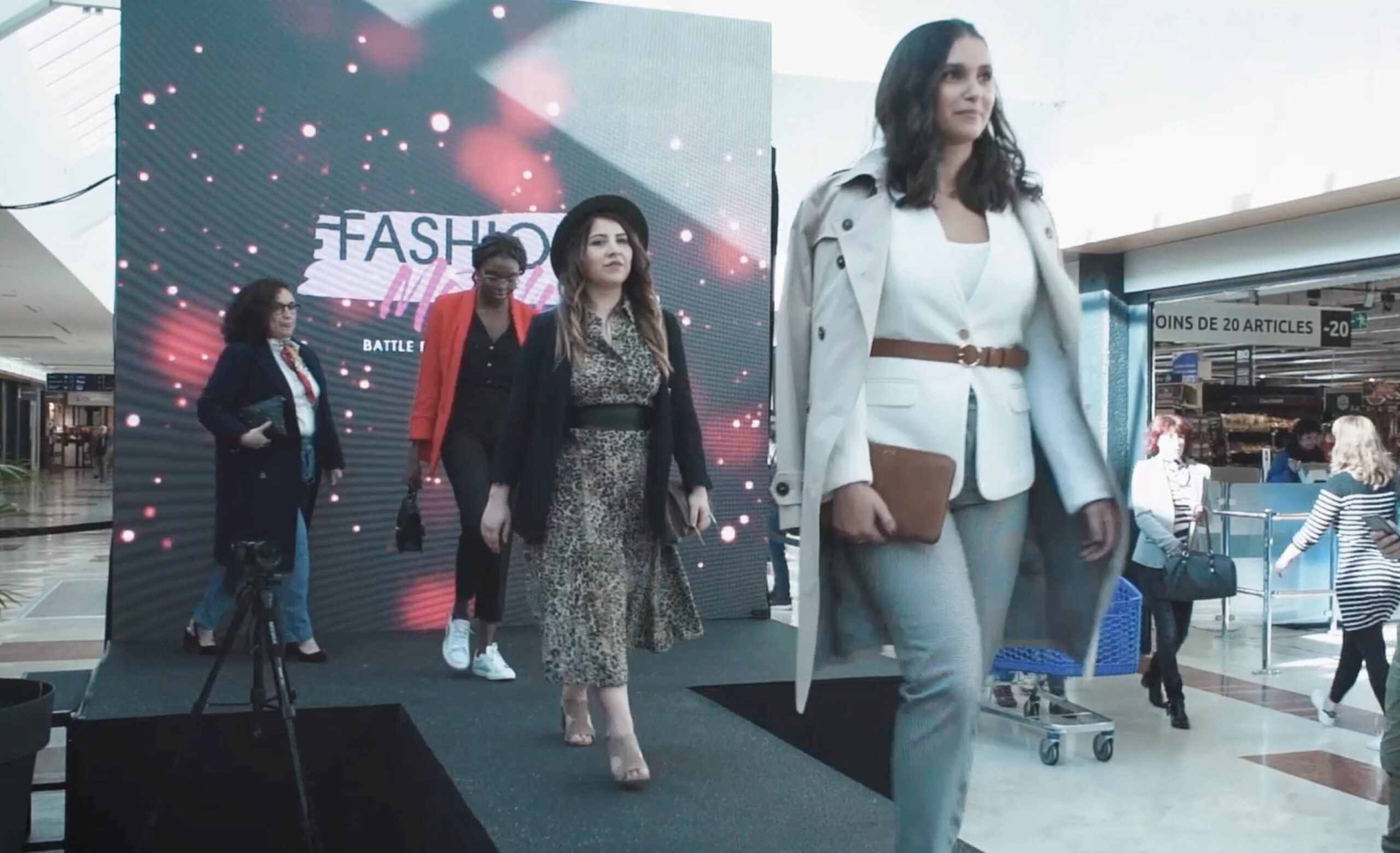 Défilé des clientes durant l'événement Fashion match, l'événement mode