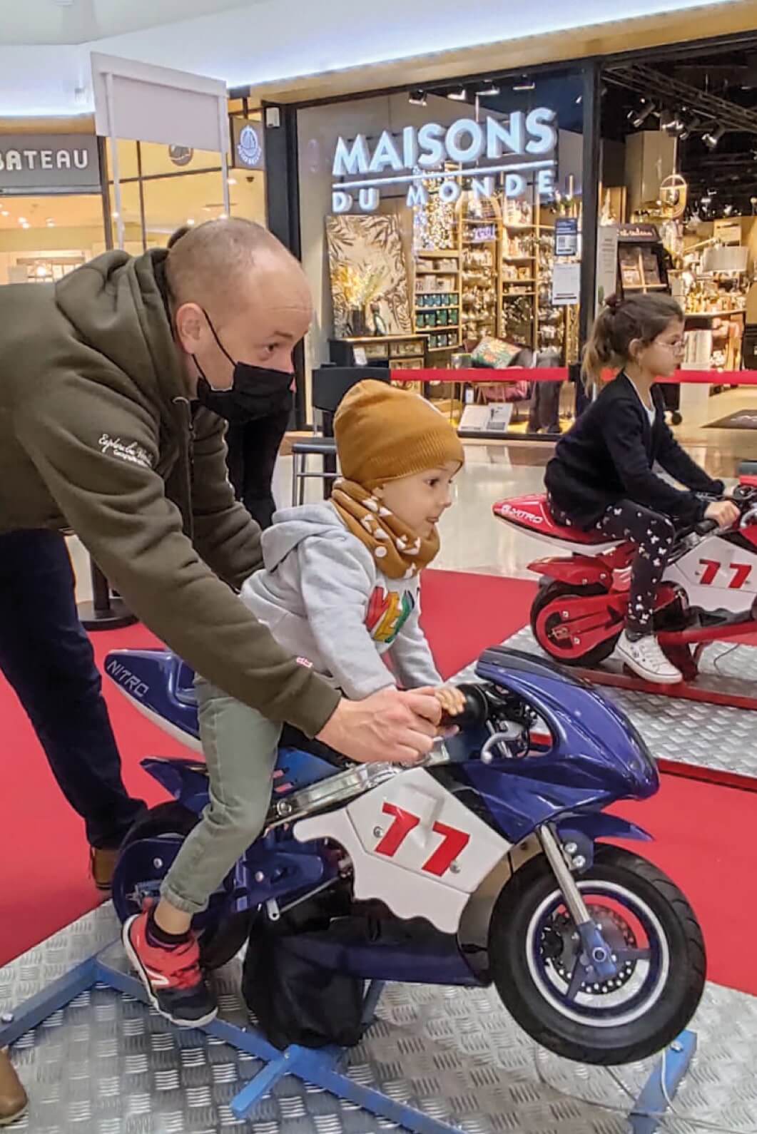 Un enfant et son père au simulateur de mini moto - Fou de courses l'événement à sensations