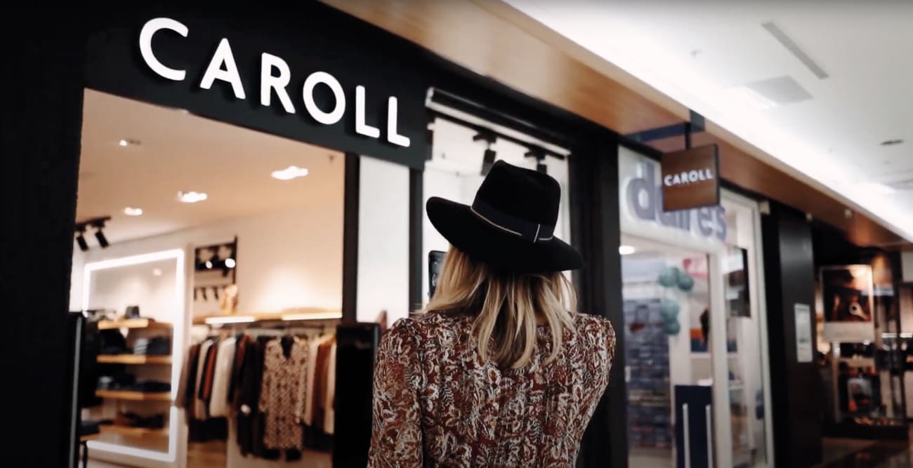 L'influenceuse devant le magasin Caroll