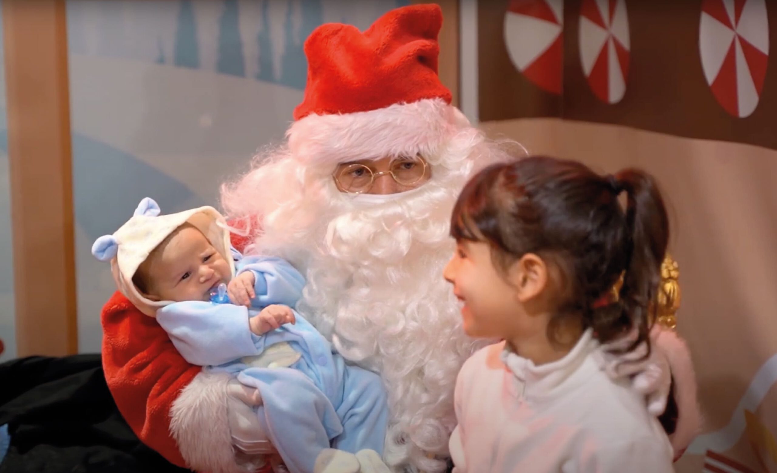 Le Père Noël avec un bébé et un enfant