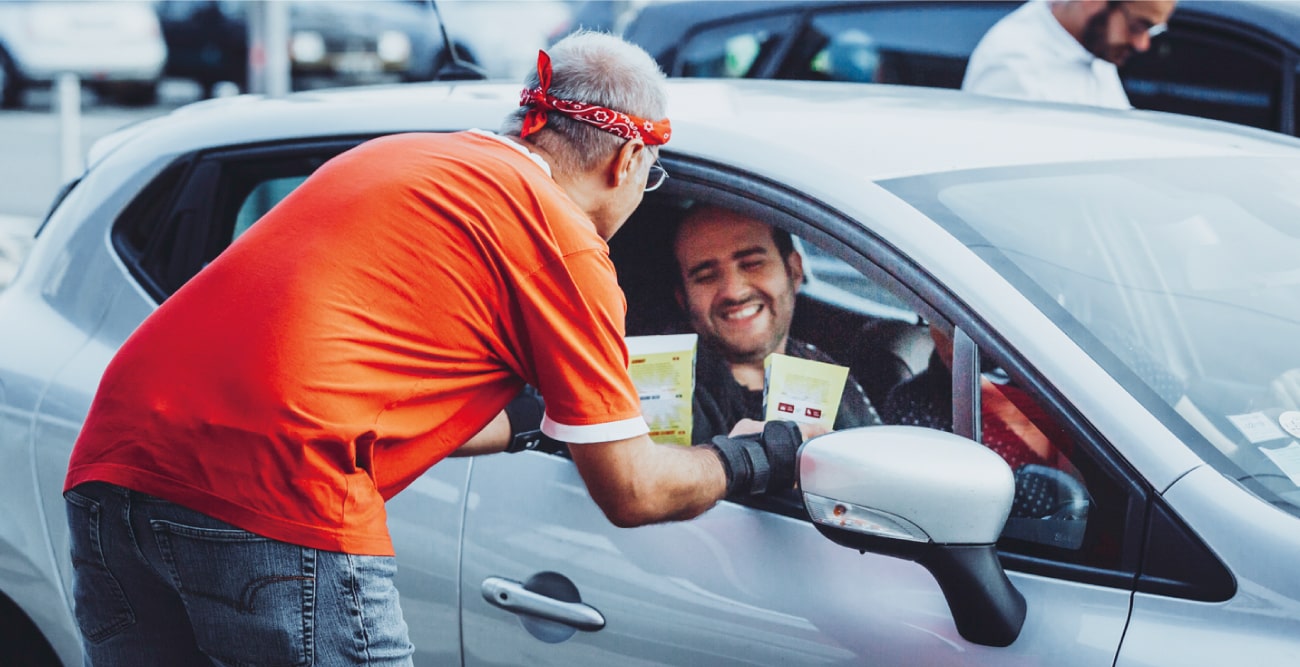 Distribution de Pop Corn durant le ciné Drive In