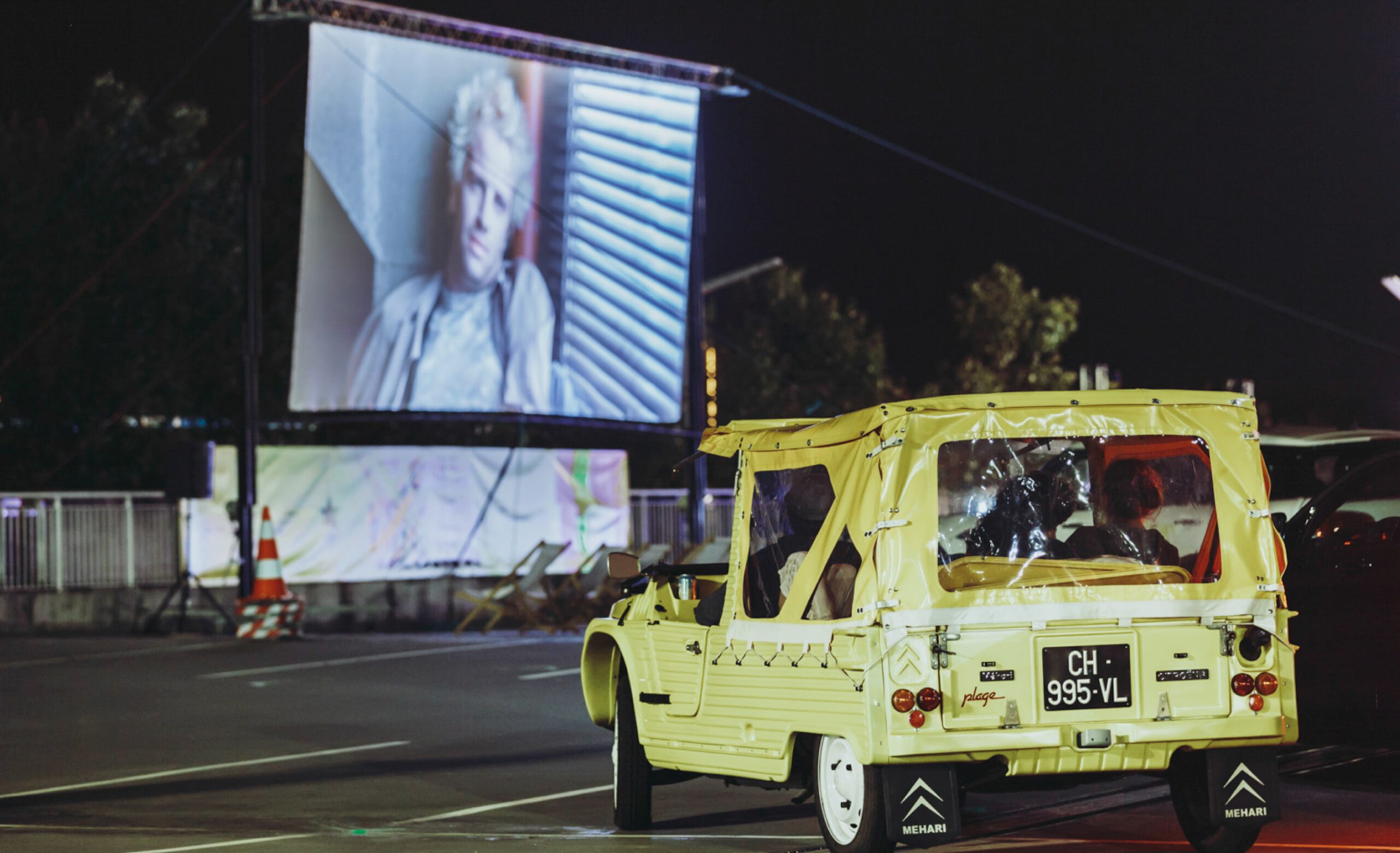 Diffusion du film dans une voiture durant le Ciné Drive In