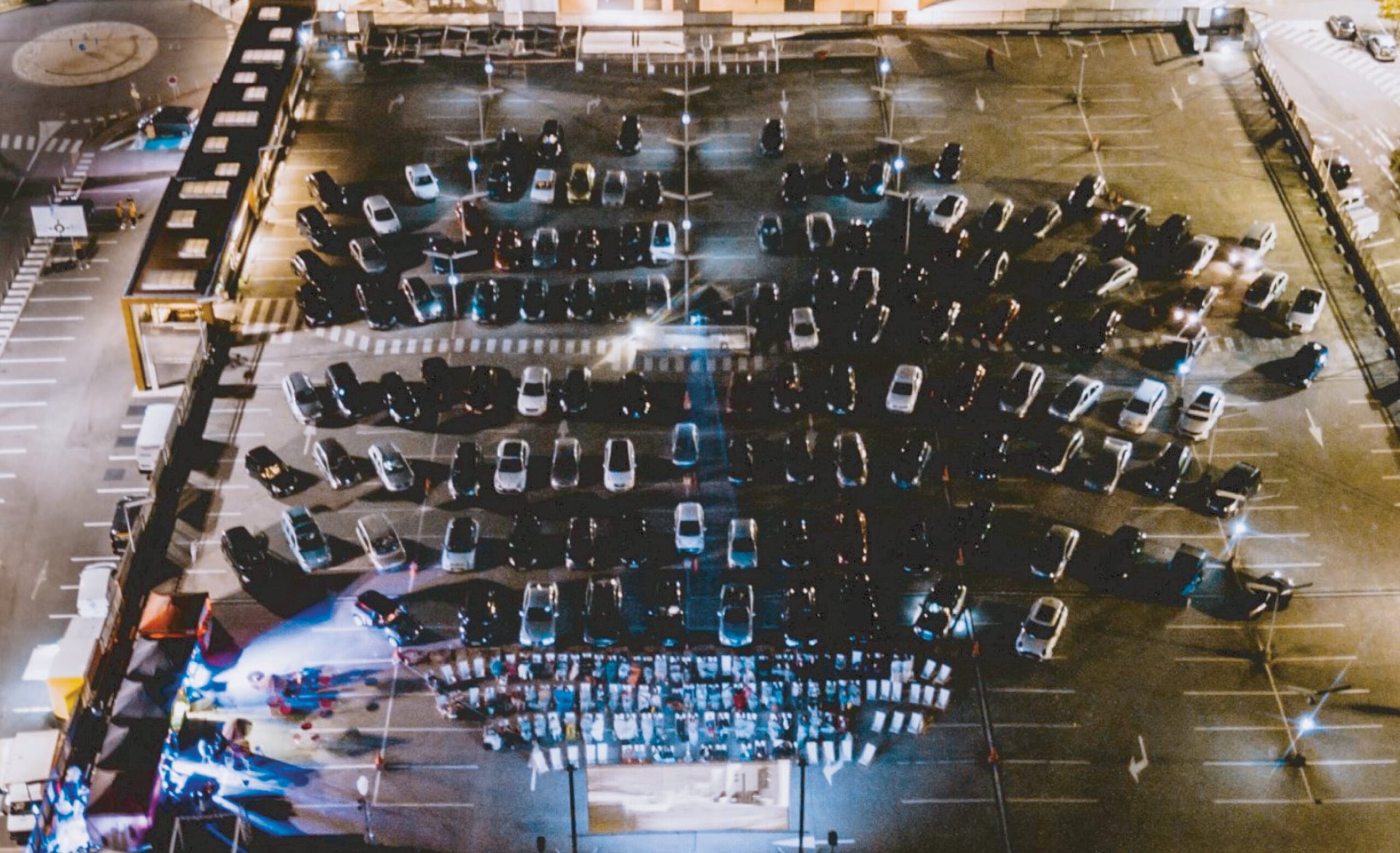 Vue de haut de tous les participants au ciné drive in